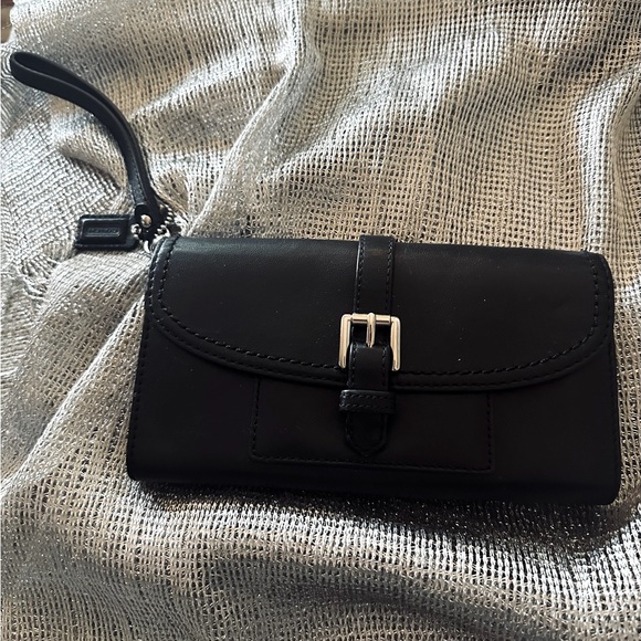 HP🎉Coach Wristlet - Wallet - Classic & Understated Smooth High Quality Leather! - Picture 4 of 16